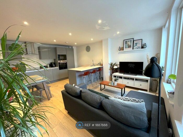 2 Bedroom Flat To Rent In Decimal Court, Purley, CR8