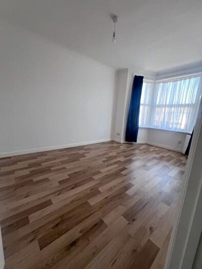 3 Bedroom Flat To Rent In Elgin Rd, Seven Kings, IG3