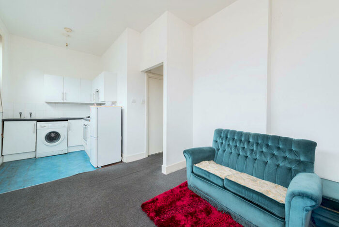 2 Bedroom Flat To Rent In Ventnor Road, New Cross, London, SE14