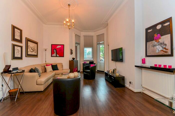 1 Bedroom Flat To Rent In Moscow Mansions, Earls Court, London, SW5