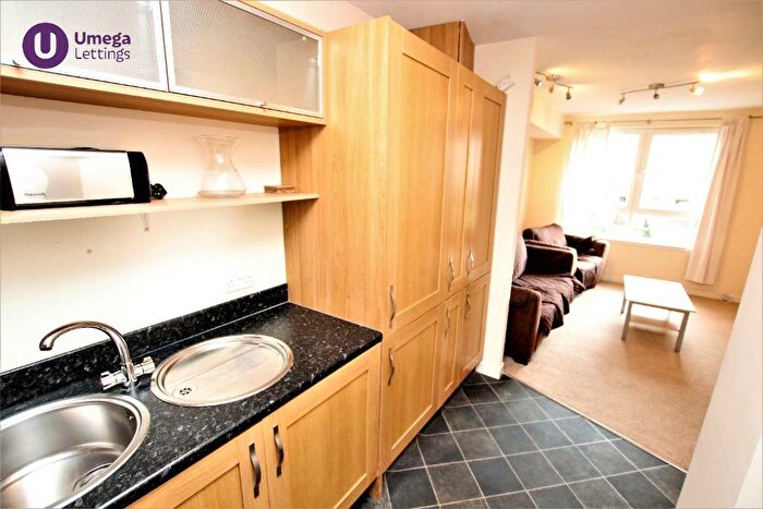 2 Bedroom Flat To Rent In Colonsay Close, Granton, Edinburgh, EH5