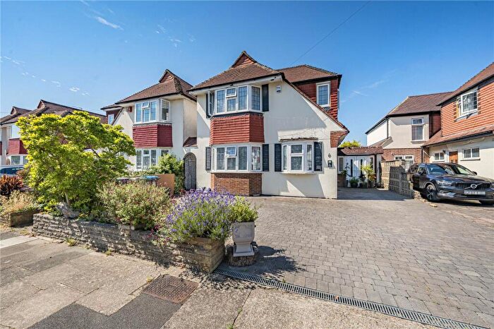 4 Bedroom Link Detached House For Sale In Holmsley Close, New Malden, KT3
