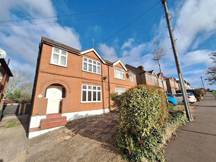 4 Bedroom Semi-detached House To Rent In Hill Rise, Potters Bar, Herts, EN6