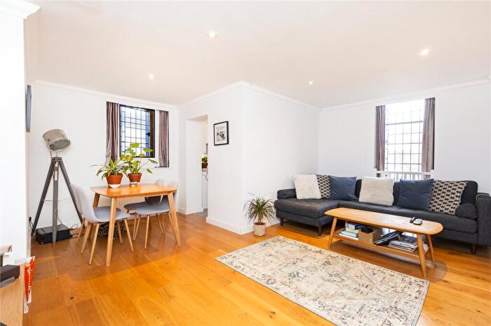 2 Bedroom Apartment To Rent In Devonia Road, London, N1
