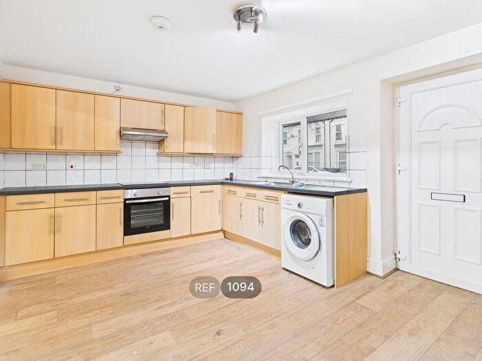 2 Bedroom Flat To Rent In De La Pole Avenue, Hull, HU3