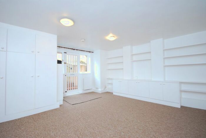 2 Bedroom Flat To Rent In Hillcourt Road, London, SE22