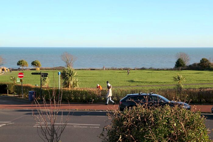 2 Bedroom Flat For Sale In Cliff Road, Eastbourne, BN20