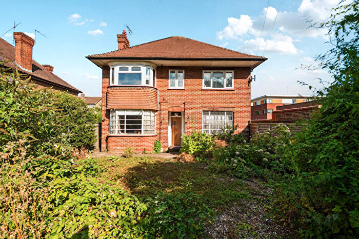2 Bedroom Apartment For Sale In Stoke Poges Lane, Slough, SL1