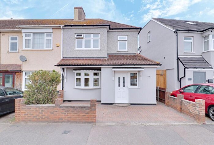3 Bedroom End Of Terrace House For Sale In Dagenham Road, Rainham, RM13