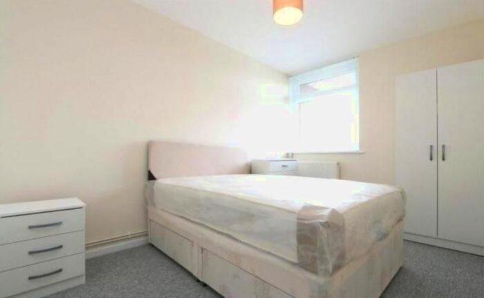 4 Bedroom Flat To Rent In Portland Grove, Stockwell SW8
