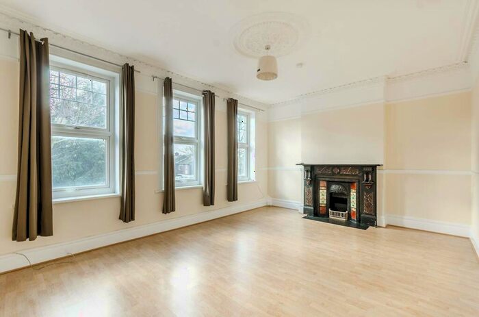 3 Bedroom Flat To Rent In Half Moon Lane, Herne Hill, London, SE24
