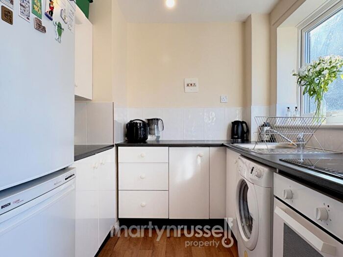 2 Bedroom Maisonette For Sale In Lima Court, Bath Road, Reading, Berkshire, RG1