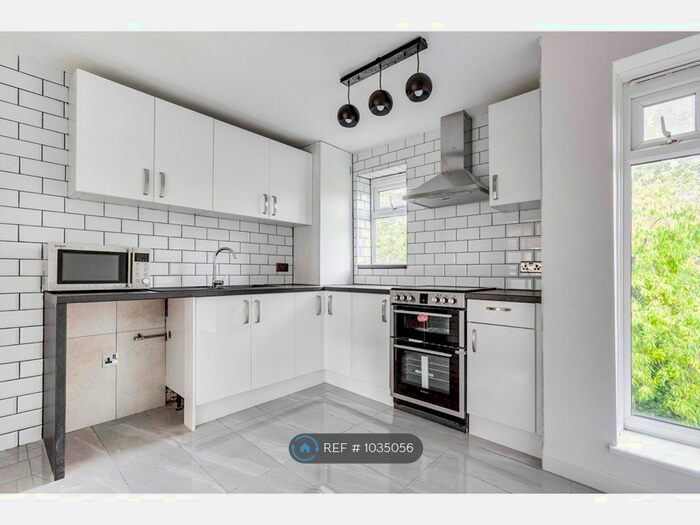 2 Bedroom Flat To Rent In Polesden Gardens, London SW20