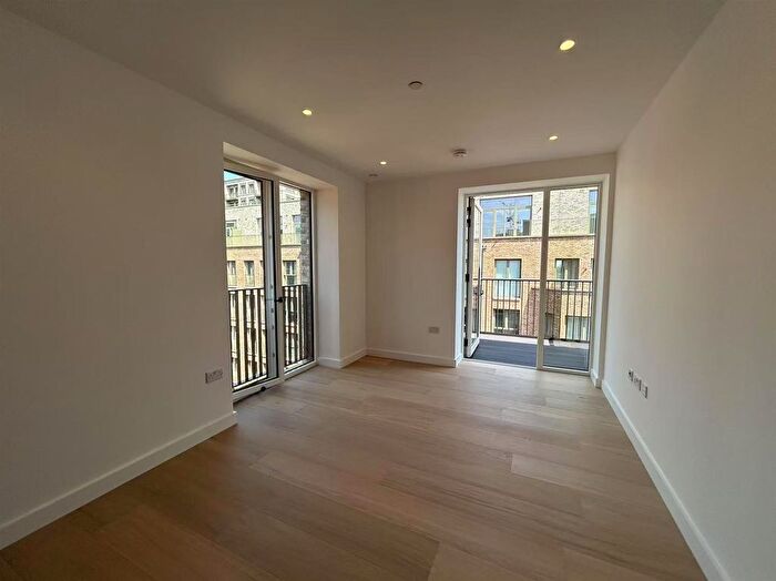 2 Bedroom Flat To Rent In Claremont Road, Brent Cross Town, NW2