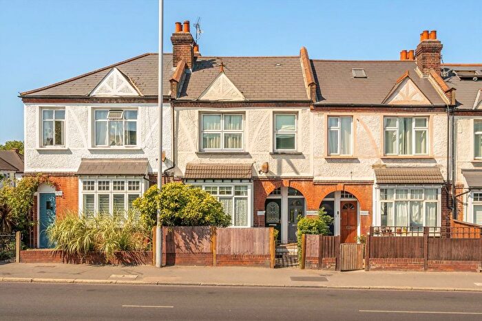 3 Bedroom Flat To Rent In Morden Road, Wimbledon, SW19