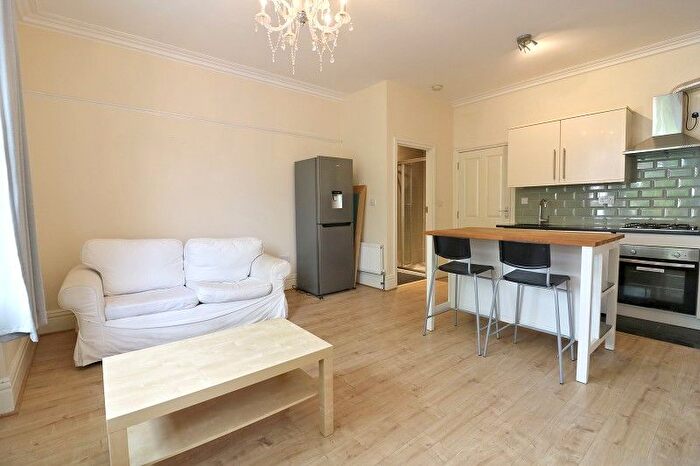3 Bedroom Flat To Rent In Corfton Road, Ealing, W5