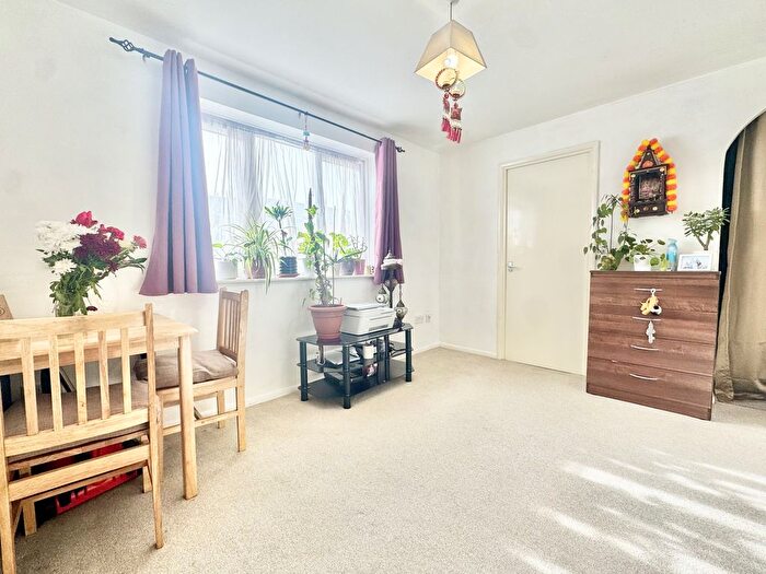1 Bedroom Flat To Rent In Burket Close, Norwood Green, Southall, UB2