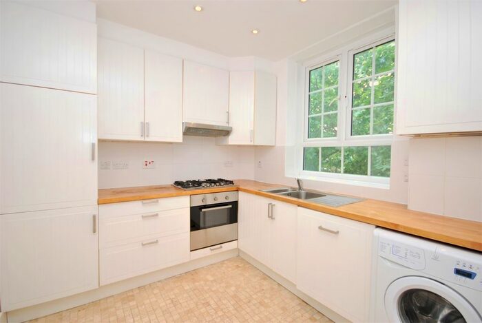 2 Bedroom Maisonette To Rent In Dog Kennel Hill Estate, London, SE22