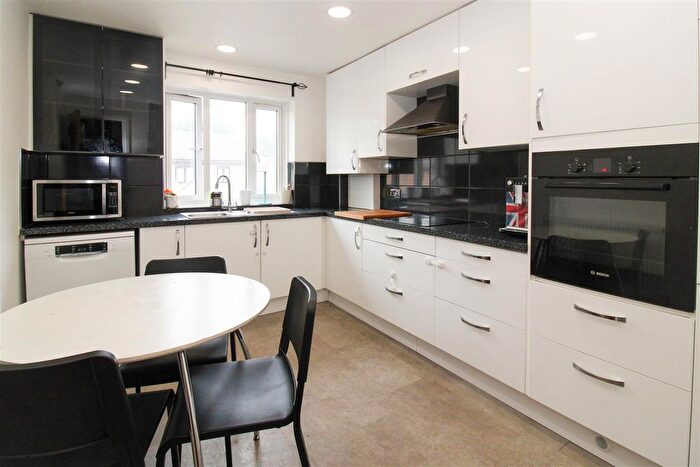2 Bedroom Flat For Sale In Daubeney Gardens, London, N17