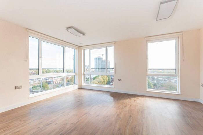 2 Bedroom Flat To Rent In The Green, Southall, UB2