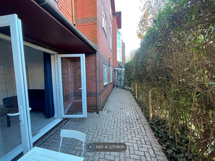 3 Bedroom Flat To Rent In Gladebury Court, Wimbledon, SW19