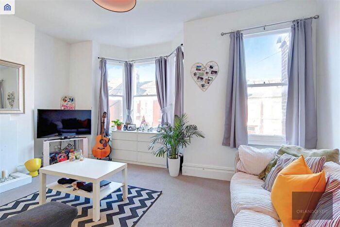 2 Bedroom Apartment To Rent In Jedburgh Street, Battersea, SW11