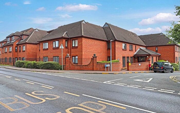 1 Bedroom Flat For Sale In Albert Road, Buckhurst Hill, IG9