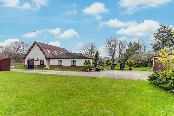 4 Bedroom Chalet For Sale In Osborne Road, Bowers Gifford, SS13