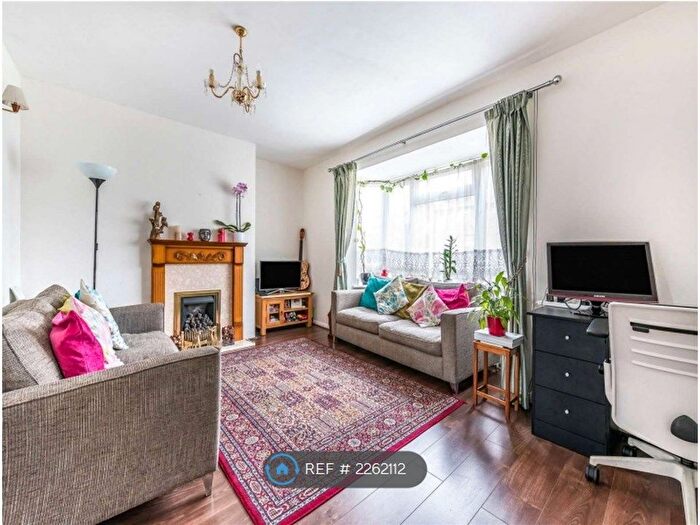 2 Bedroom Maisonette To Rent In Redcar Close, Northolt, UB5