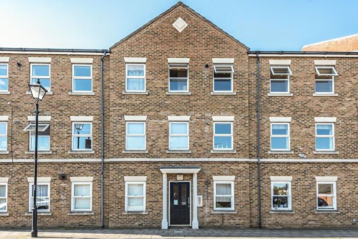 2 Bedroom Apartment To Rent In Kingsgate, Aylesbury, HP19