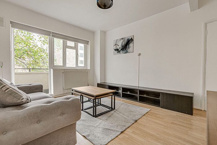 2 Bedroom Flat To Rent In Elstead House, Redlands Way, SW2