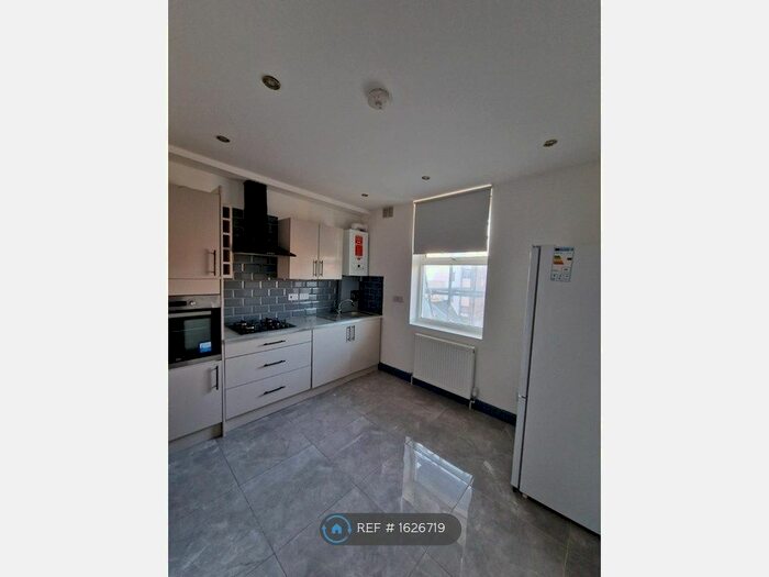 2 Bedroom Flat To Rent In Upper Tooting Road, London, SW17