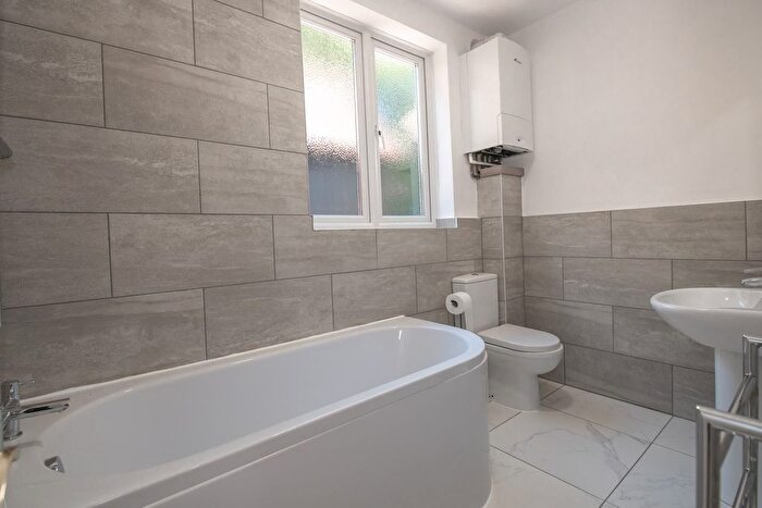 2 Bedroom Flat To Rent In Carlton Road, Godstone, RH9