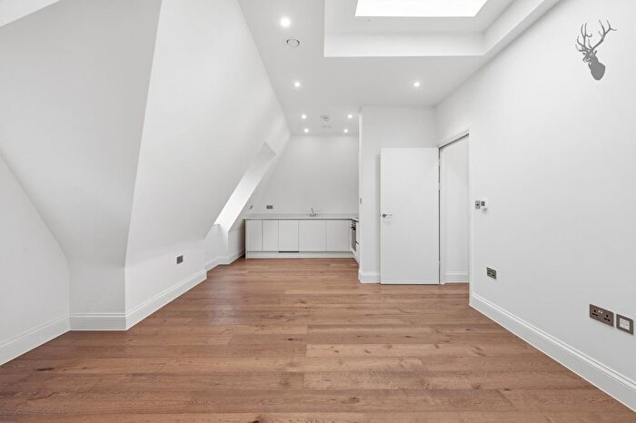 2 Bedroom Flat To Rent In Aldbourne Road, Shepherd's Bush, W12