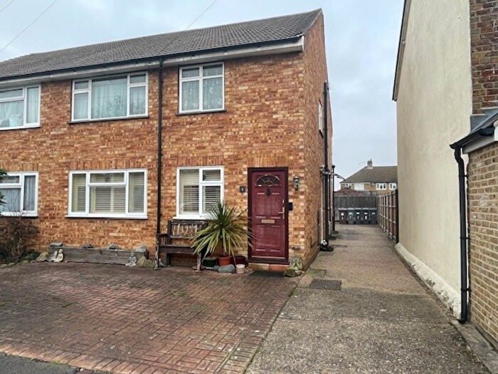 2 Bedroom Flat For Sale In New Road, Hanworth, Feltham, TW13