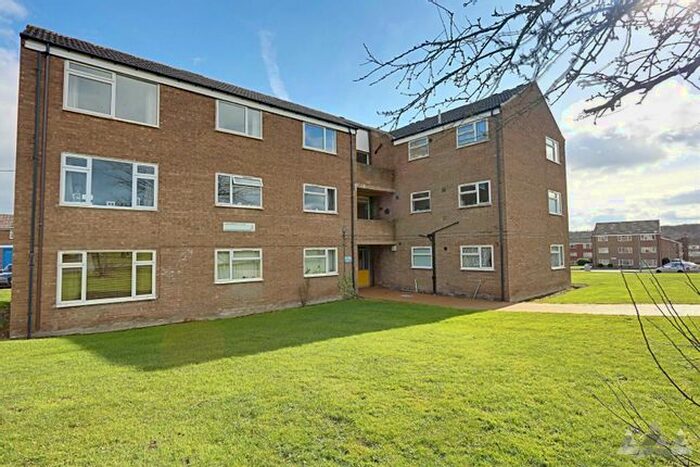2 Bedroom Flat To Rent In Oakamoor Close, Holmehall, Chesterfield, Derbyshire, S40