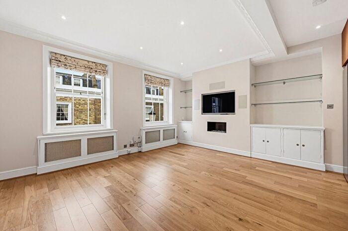 3 Bedroom Maisonette To Rent In First Street, Chelsea, SW3