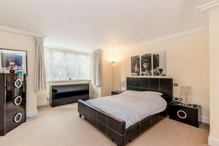 2 Bedroom Flat To Rent In Kidderpore Avenue, Hampstead, London, NW3