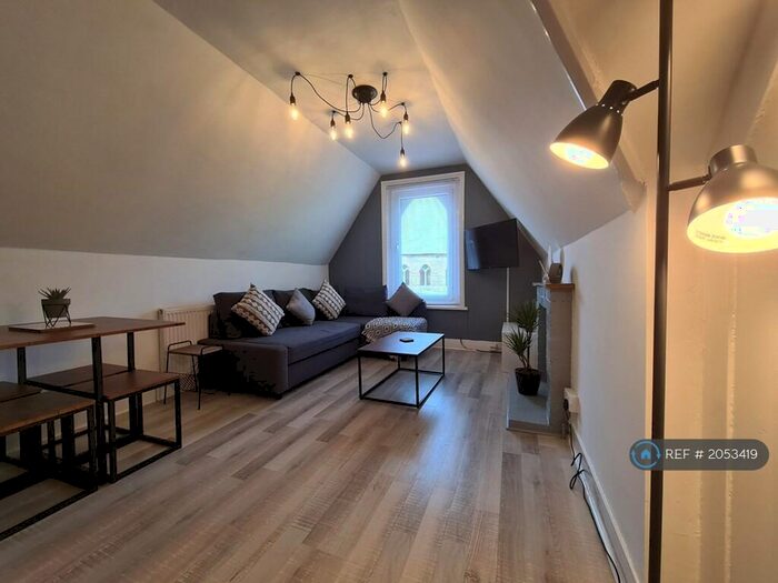 3 Bedroom Flat To Rent In Waverley Road, Southsea, PO5