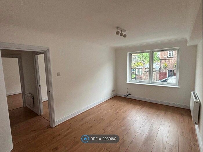 2 Bedroom Flat To Rent In Peninsula Court, London, E14