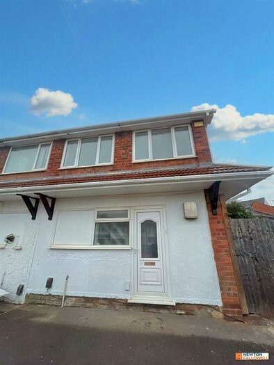 3 Bedroom Semi-Detached House To Rent In Highcliffe Road, Tamworth, B77