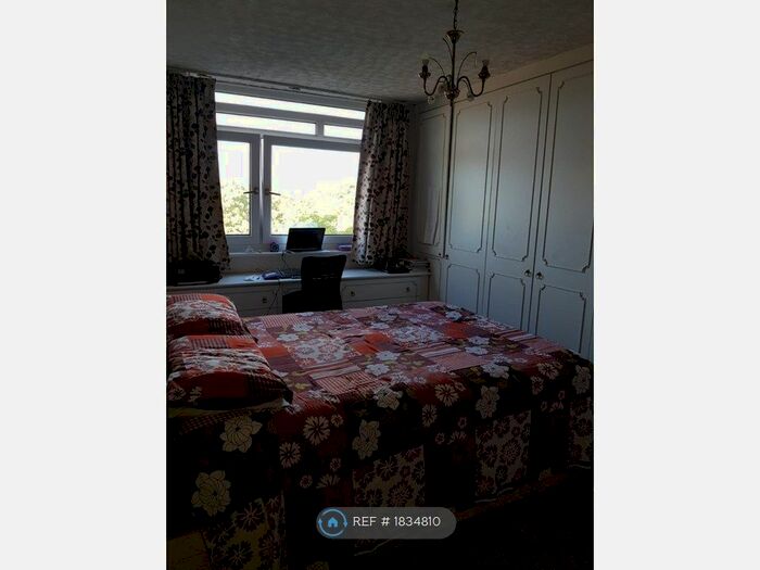 2 Bedroom Flat To Rent In Park Avenue, Ilford, IG1