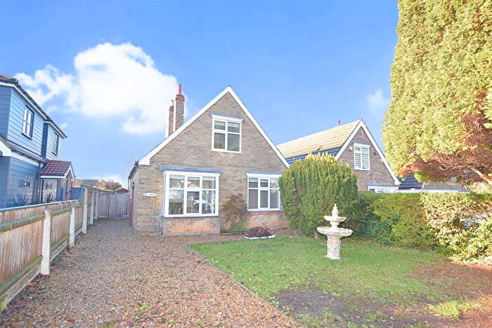 3 Bedroom Chalet To Rent In Laburnum Avenue, Waltham, Grimsby, DN37