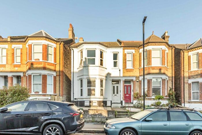 3 Bedroom Flat To Rent In St. Julians Farm Road, West Norwood, SE27