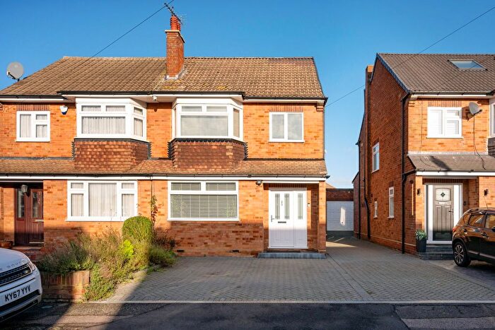 3 Bedroom Semi-Detached House For Sale In Kingsfield, Hoddesdon, EN11