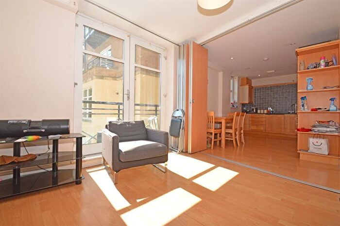 3 Bedroom Flat To Rent In Swan Street, SE1