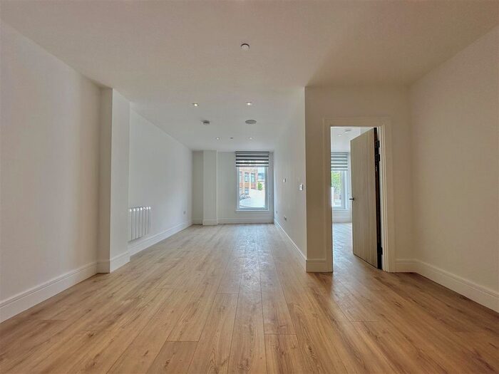 1 Bedroom Flat To Rent In Pyrcroft Road, Chertsey, KT16