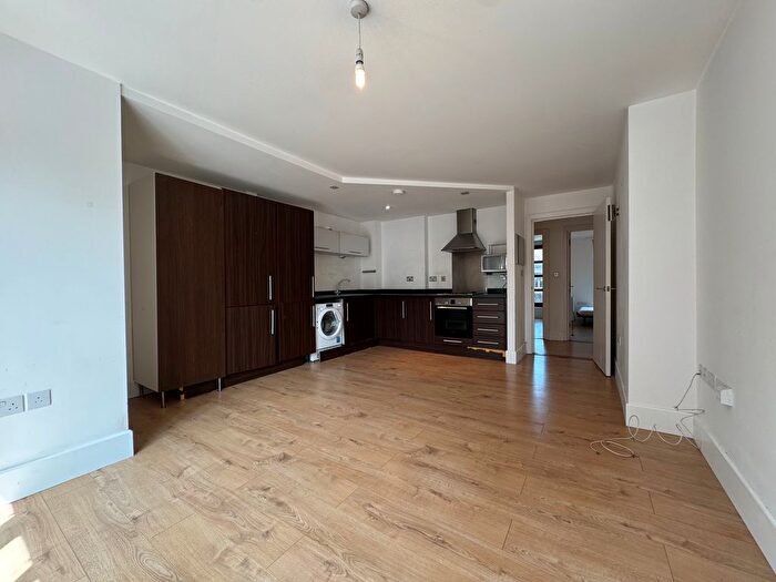 2 Bedroom Flat To Rent In Quaker Street, Hackney, E1
