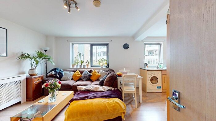 2 Bedroom Flat To Rent In Balham High Road, London, SW17
