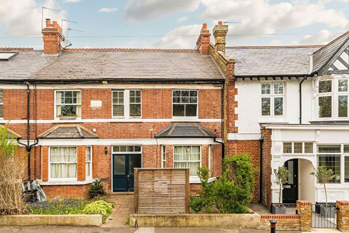 2 Bedroom Flat For Sale In Windmill Road, Hampton Hill, TW12